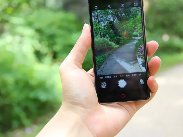 善变的Android手机 苹果推iPhone SE就跟着抄