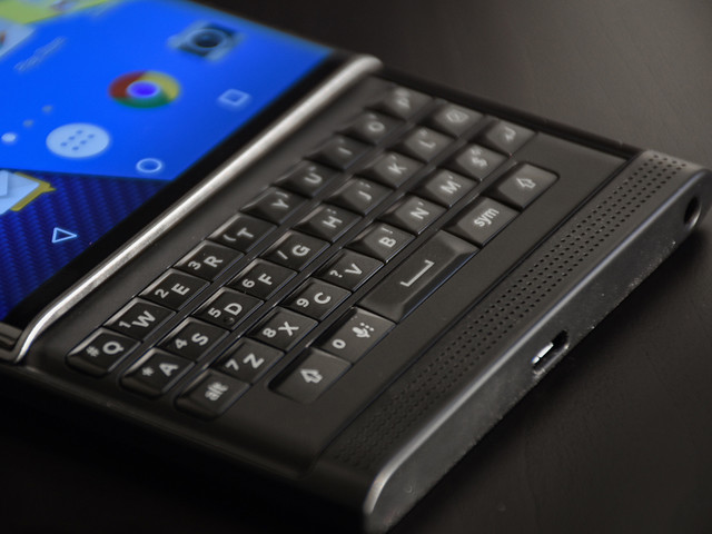 黑莓将放弃全物理键盘设计？官方回应 