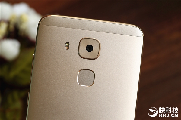 2399元！华为麦芒5首发开箱：手感犹如鹅卵石