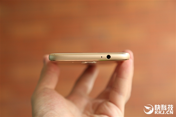 2399元！华为麦芒5首发开箱：手感犹如鹅卵石