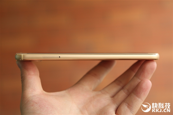 2399元！华为麦芒5首发开箱：手感犹如鹅卵石