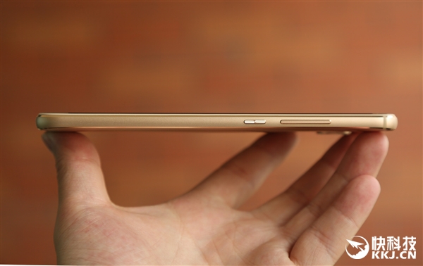 2399元！华为麦芒5首发开箱：手感犹如鹅卵石