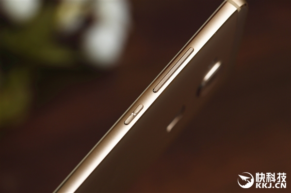 2399元！华为麦芒5首发开箱：手感犹如鹅卵石