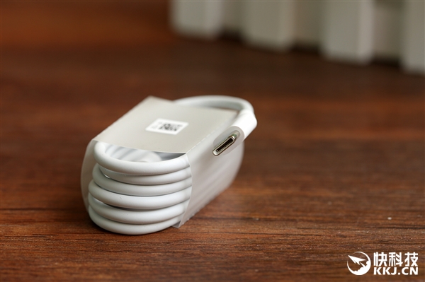 2399元！华为麦芒5首发开箱：手感犹如鹅卵石