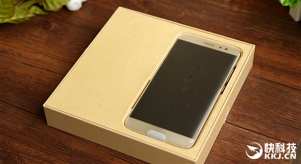 2399元！华为麦芒5首发开箱：手感犹如鹅卵石