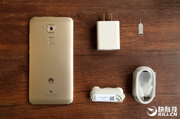 2399元！华为麦芒5首发开箱：手感犹如鹅卵石