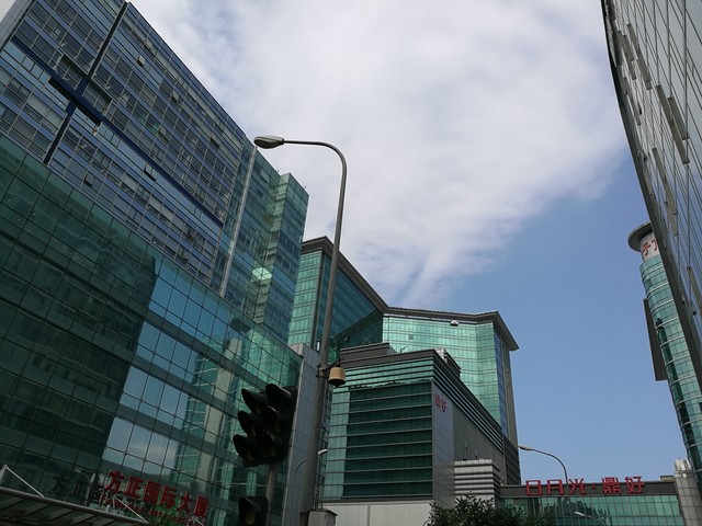 尖Phone对决:双摄荣耀V8对比小米手机5 