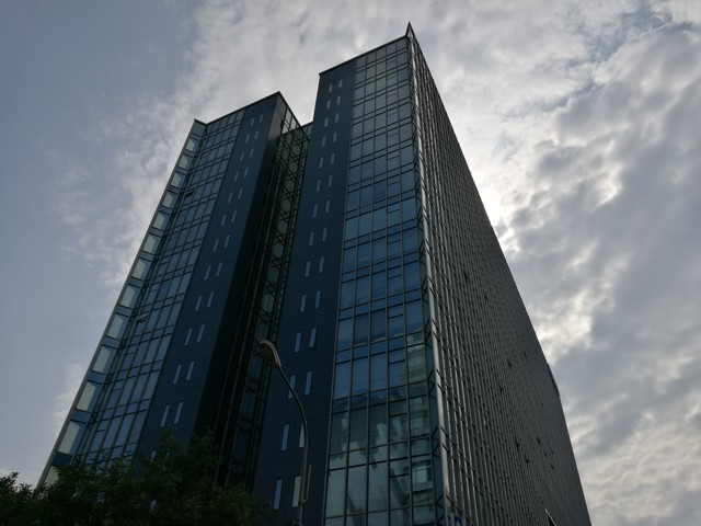 尖Phone对决:双摄荣耀V8对比小米手机5 