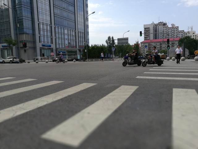 尖Phone对决:双摄荣耀V8对比小米手机5 