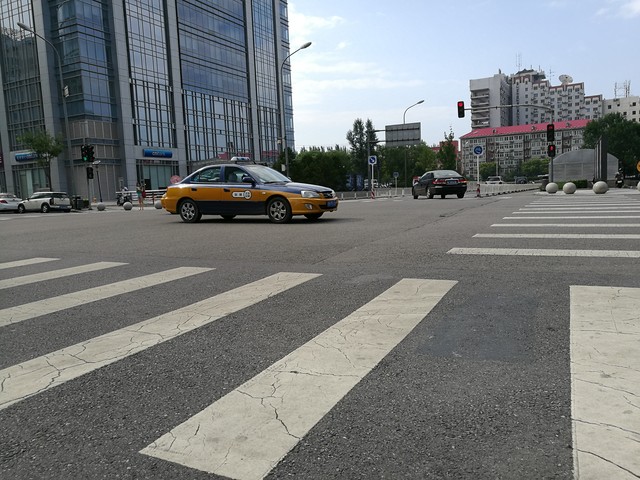 尖Phone对决:双摄荣耀V8对比小米手机5 