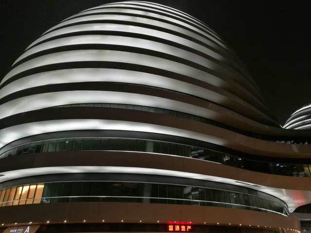 尖Phone对决:双摄荣耀V8对比小米手机5 