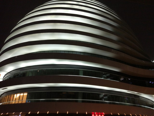 尖Phone对决:双摄荣耀V8对比小米手机5 