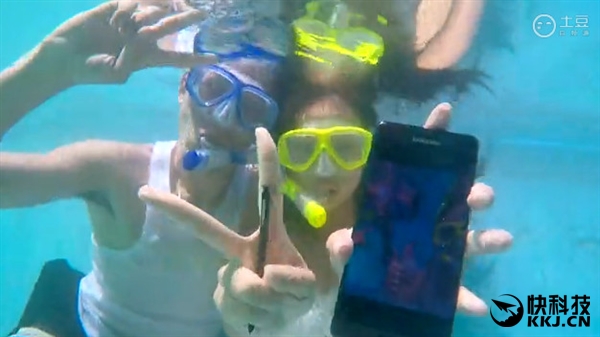 三星Note 7真机水下首秀：妹子自拍画面太美！