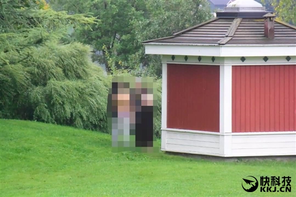 囧！奇葩男钻公厕马桶捞手机 弄一身屎还被卡住