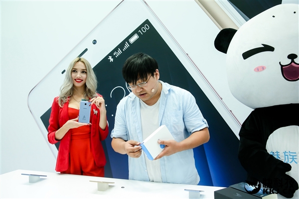 东西方美女斗艳：魅蓝Max发布会的妹纸们