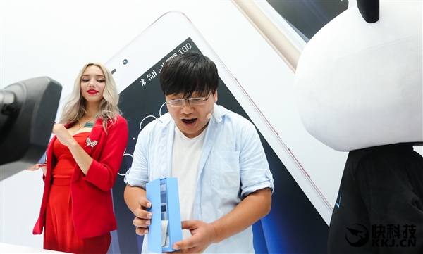 东西方美女斗艳：魅蓝Max发布会的妹纸们