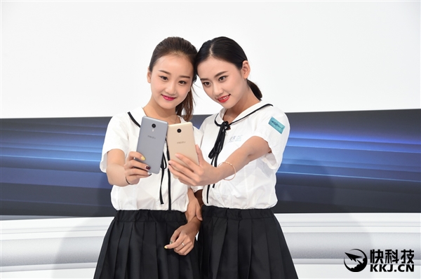 东西方美女斗艳：魅蓝Max发布会的妹纸们