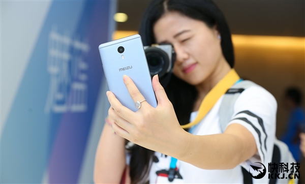 东西方美女斗艳：魅蓝Max发布会的妹纸们