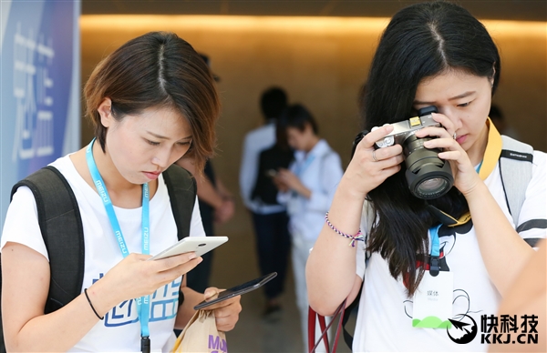 东西方美女斗艳：魅蓝Max发布会的妹纸们