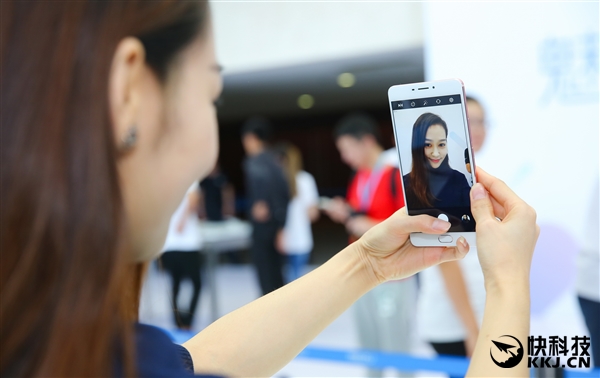 东西方美女斗艳：魅蓝Max发布会的妹纸们