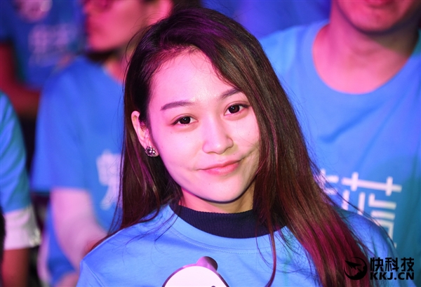 东西方美女斗艳：魅蓝Max发布会的妹纸们