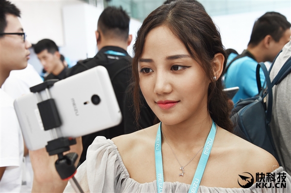 东西方美女斗艳：魅蓝Max发布会的妹纸们