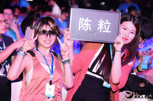 东西方美女斗艳：魅蓝Max发布会的妹纸们