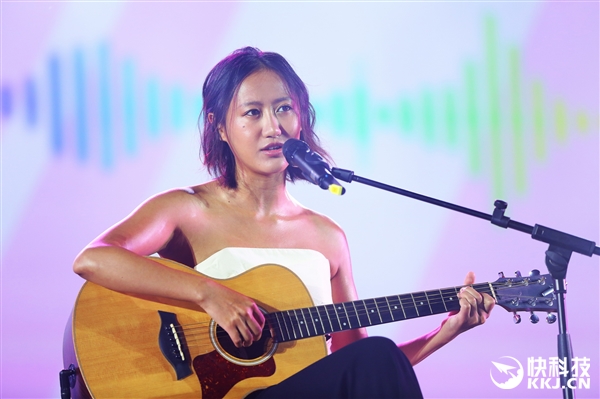 东西方美女斗艳：魅蓝Max发布会的妹纸们