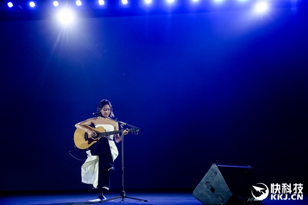 东西方美女斗艳：魅蓝Max发布会的妹纸们