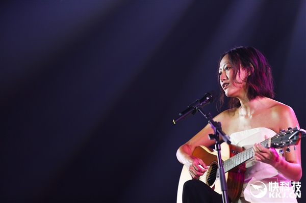 东西方美女斗艳：魅蓝Max发布会的妹纸们