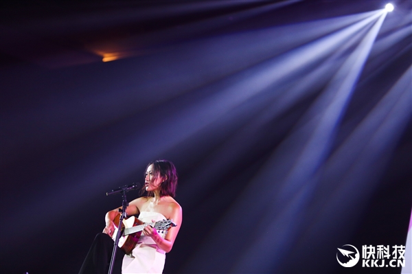 东西方美女斗艳：魅蓝Max发布会的妹纸们