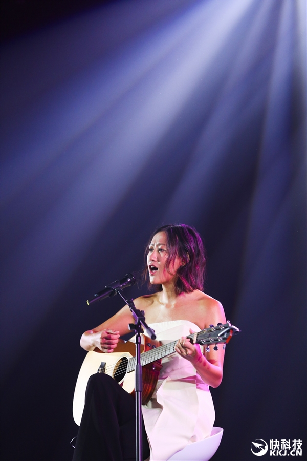 东西方美女斗艳：魅蓝Max发布会的妹纸们