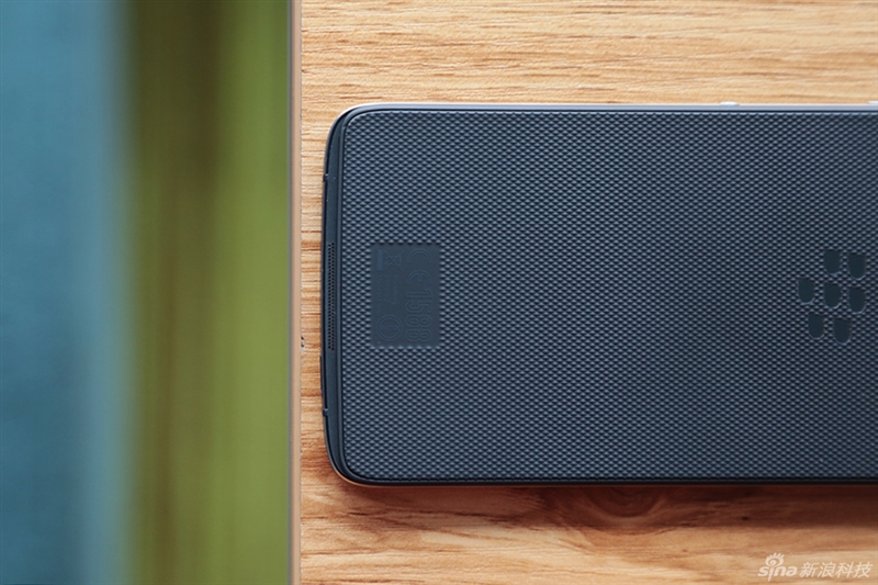 黑莓DTEK50图评：向全键盘、BB10系统做最后告别！