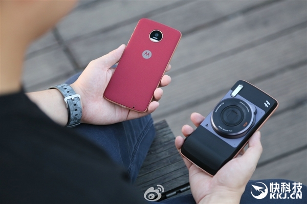 感人！联想Moto Z发布会提前曝光iPhone 7：惊呆