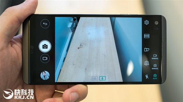 可拆电池我只服LG！新旗舰V20图赏：双屏双摄 HiFi炸裂