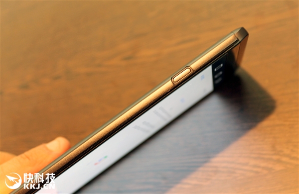 可拆电池我只服LG！新旗舰V20图赏：双屏双摄 HiFi炸裂