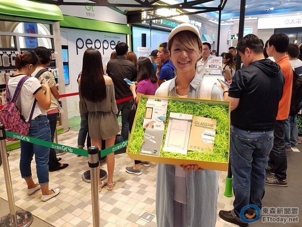 台湾果粉排队抢iPhone 7：只要亮黑色