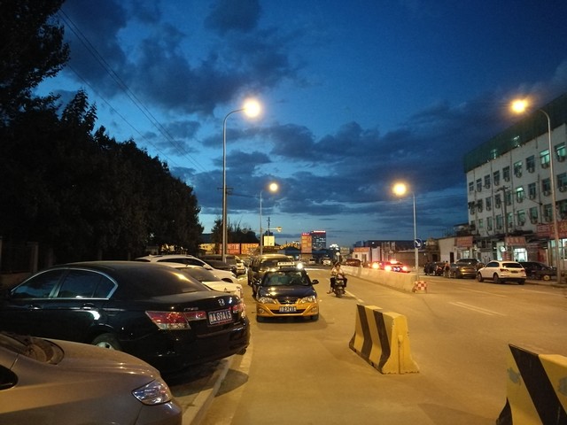 烤漆质感喷涂 荣耀V8陶瓷白版上手体验 