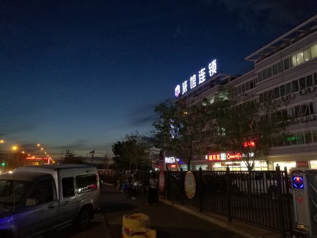 烤漆质感喷涂 荣耀V8陶瓷白版上手体验 