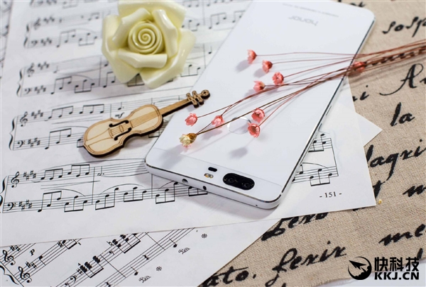 2799元！荣耀V8新增陶瓷白：2K＋双摄