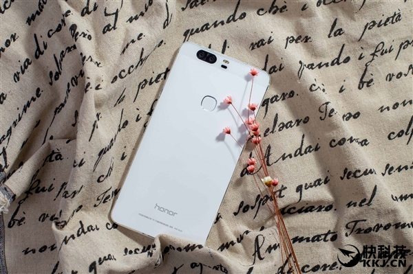 2799元！荣耀V8新增陶瓷白：2K＋双摄