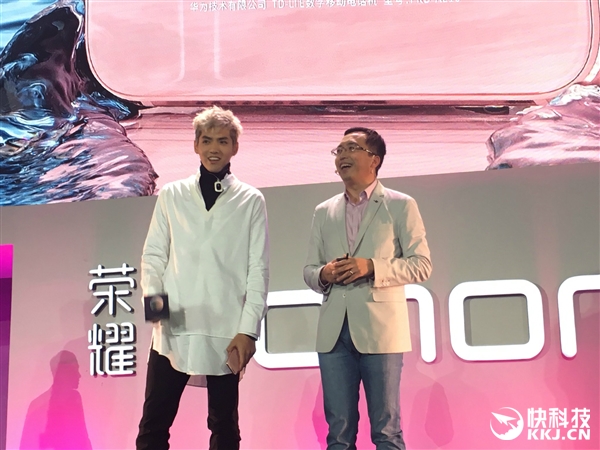 2999元！荣耀8吴亦凡定制版发布：粉丝尖叫