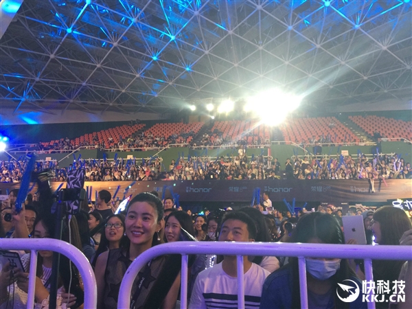 2999元！荣耀8吴亦凡定制版发布：粉丝尖叫