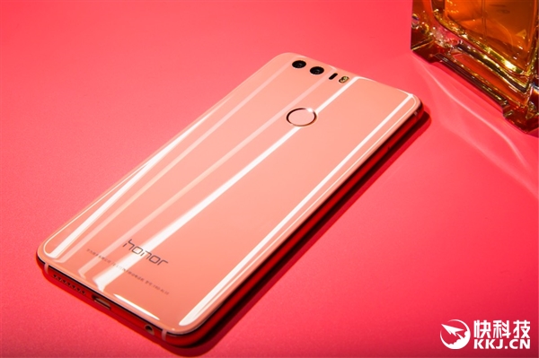 荣耀8销量150万！新增樱语粉：2499元