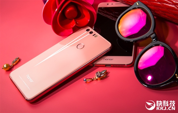 荣耀8销量150万！新增樱语粉：2499元