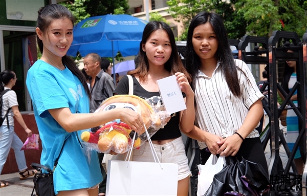 魅族魅友节发货神速：高颜值妹子上门送货