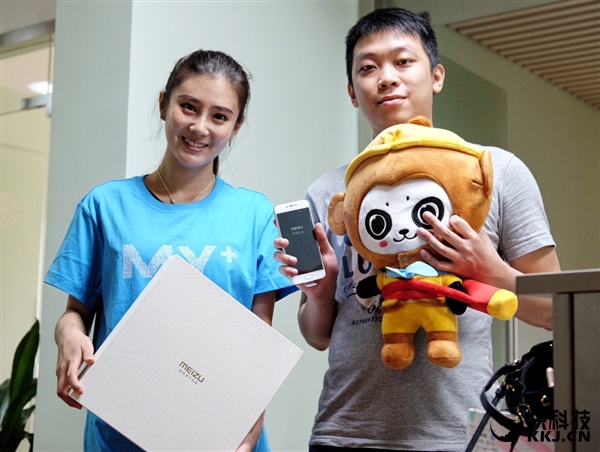 魅族魅友节发货神速：高颜值妹子上门送货