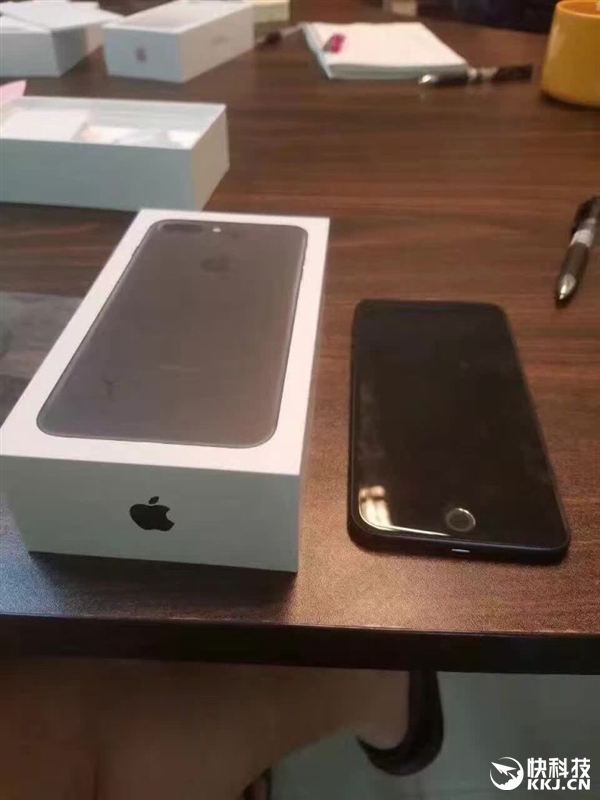 亮黑版iPhone 7到货！盒子都是黑的