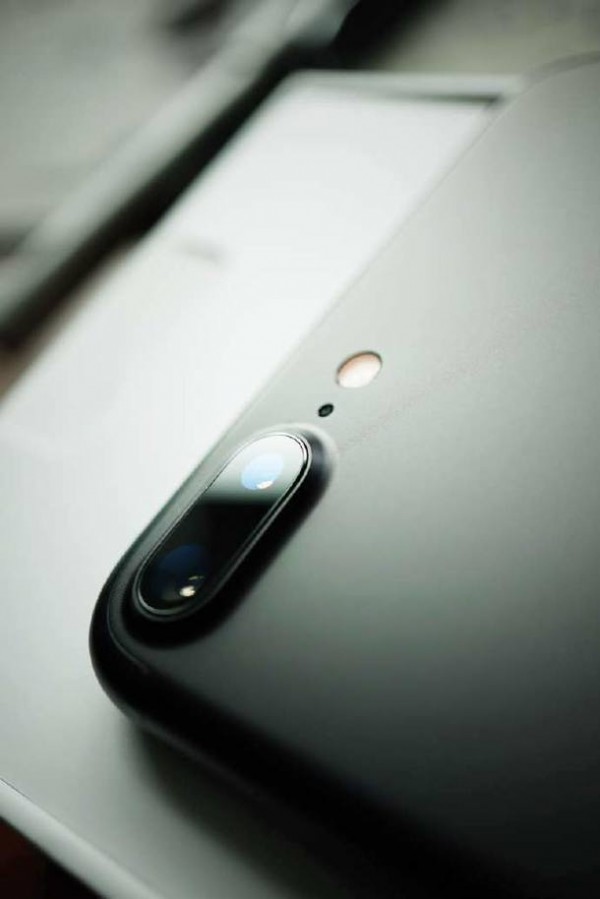 质感不输亮黑 曝iPhone7 Plus黑色版实拍 