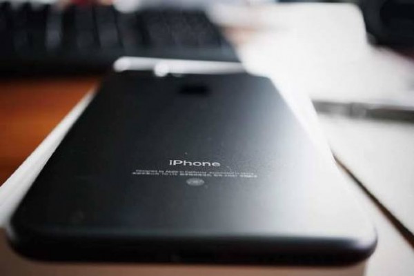 质感不输亮黑 曝iPhone7 Plus黑色版实拍 